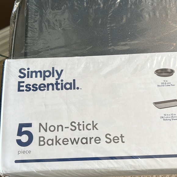 Simply Essential non- stick Bakeware - Picture 2 of 6